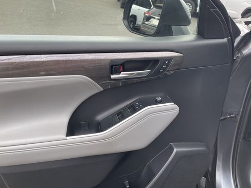 Certified 2020 Toyota Highlander Limited AWD/4WD image 17