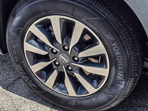 Used 2024 Chrysler Pacifica Limited FWD image 8