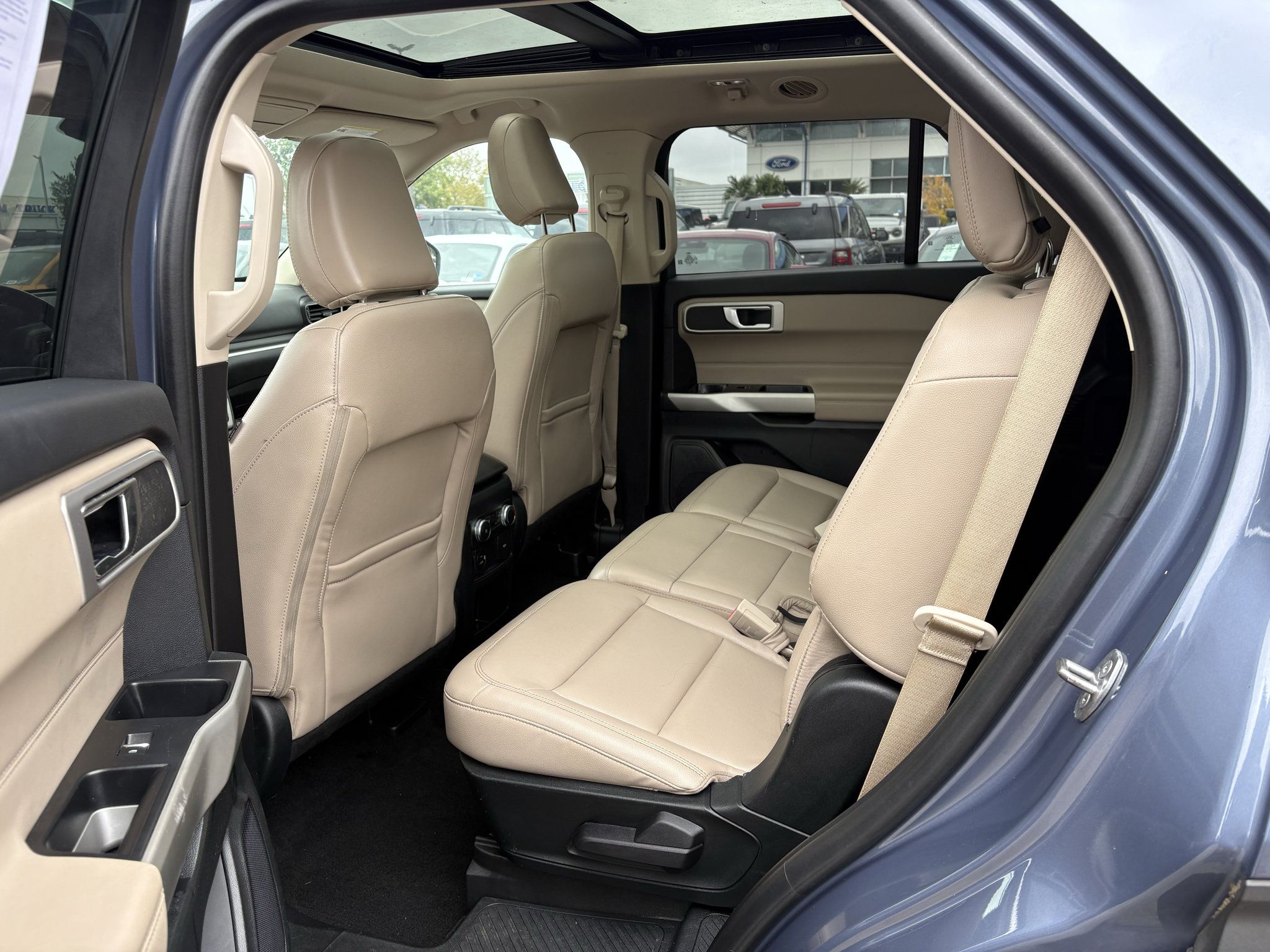 Used 2021 Ford Explorer XLT w/ Equipment Group 202A AWD/4WD image 11
