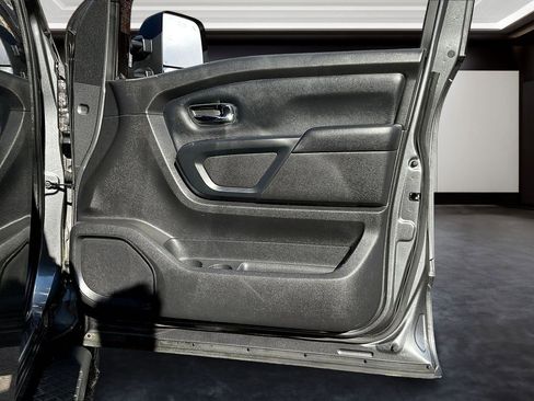 Used 2019 Nissan Titan SV w/ SV Convenience Package image 18