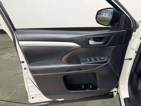 Used 2017 Toyota Highlander XLE image 10