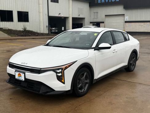 Used 2025 Kia K4 LXS image 2