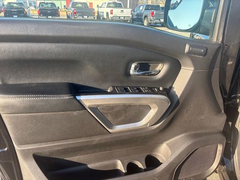 Used 2017 Nissan Titan SL image 13