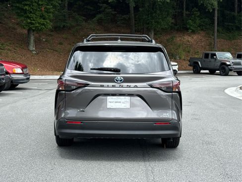 Used 2024 Toyota Sienna XLE w/ XLE Plus Package FWD image 4
