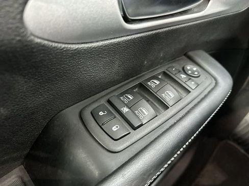 Used 2025 Chrysler Pacifica Limited AWD/4WD image 16