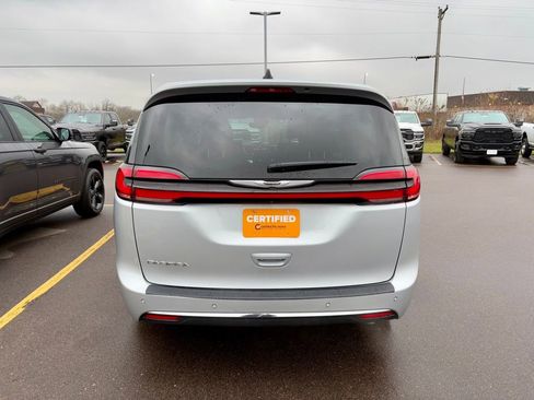 Used 2024 Chrysler Pacifica Touring-L FWD image 4
