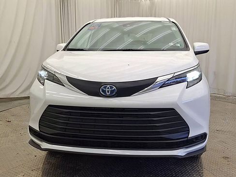 Used 2025 Toyota Sienna LE image 4