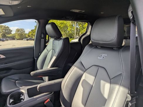 New 2026 Chrysler Pacifica Select w/ S Appearance Package FWD image 13