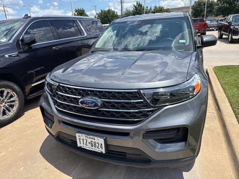 Used 2023 Ford Explorer XLT RWD image 2