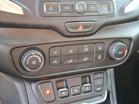 Used 2020 GMC Terrain SLE image 23