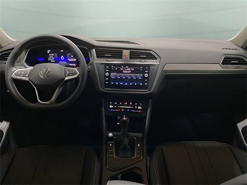 Used 2022 Volkswagen Tiguan SE image 11