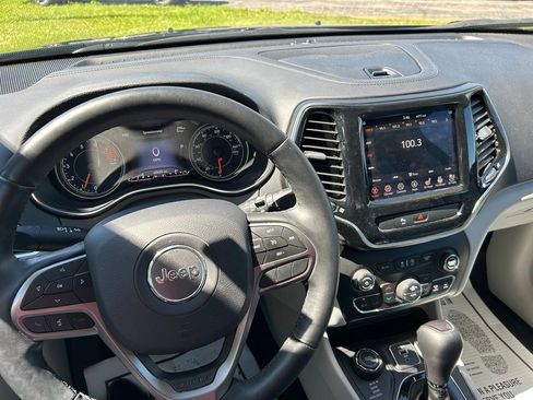 Used 2019 Jeep Cherokee Limited w/ Luxury Group AWD/4WD image 17
