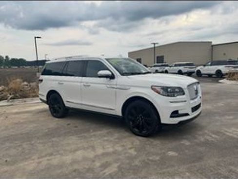 Used 2024 Lincoln Navigator Reserve AWD/4WD image 3