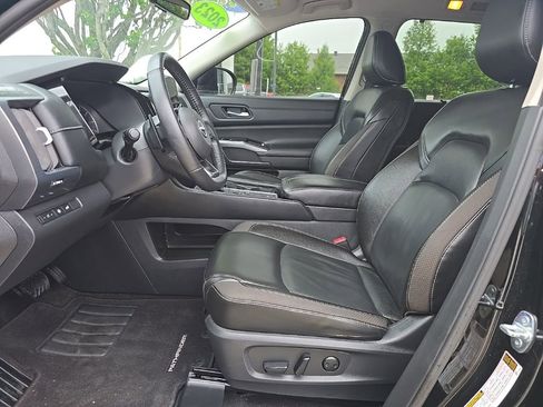 Used 2023 Nissan Pathfinder SL w/ Lighting Package (N92) FWD image 15