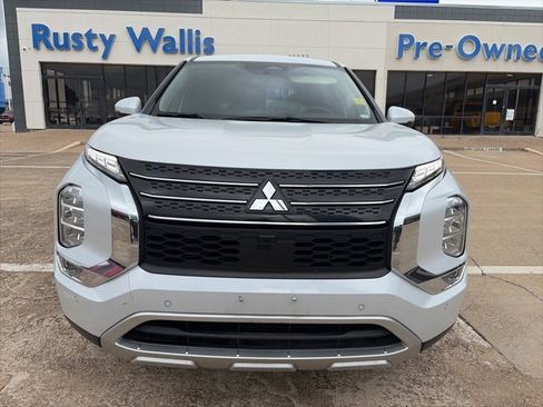 Used 2024 Mitsubishi Outlander SE image 3
