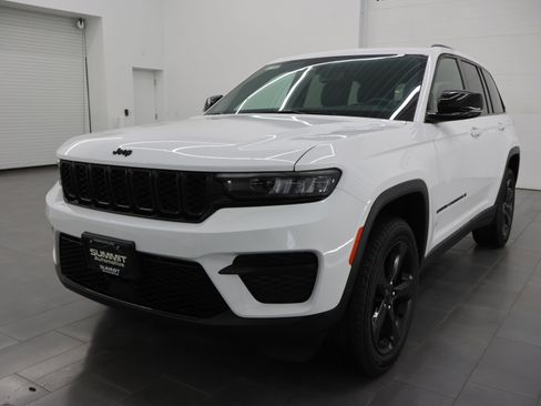 Used 2023 Jeep Grand Cherokee Altitude AWD/4WD image 6