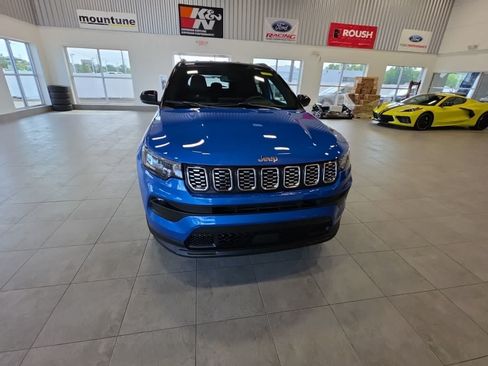 Used 2025 Jeep Compass Limited AWD/4WD image 3