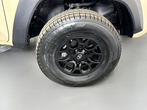 Used 2020 Toyota Tacoma SR w/ SX Package image 31