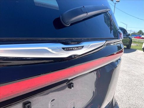 Used 2023 Chrysler Pacifica Touring-L FWD image 9