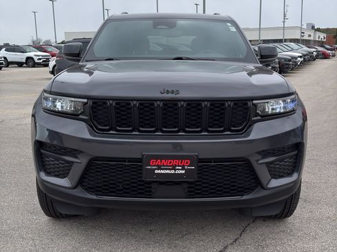 Used 2024 Jeep Grand Cherokee Altitude AWD/4WD image 3