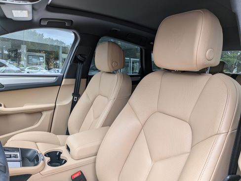 Certified 2024 Porsche Macan AWD/4WD image 5