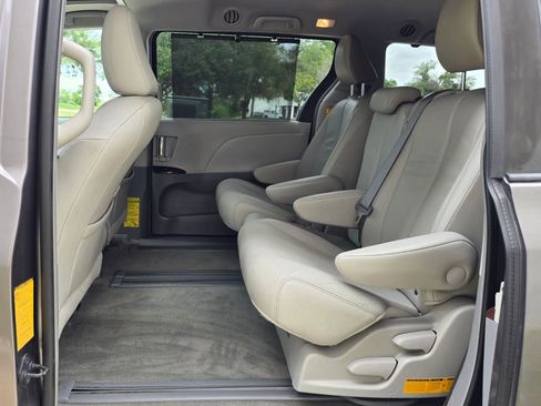Used 2013 Toyota Sienna XLE FWD image 46