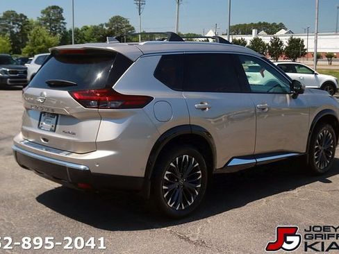 Used 2025 Nissan Rogue Platinum w/ Platinum Premium Package FWD image 7