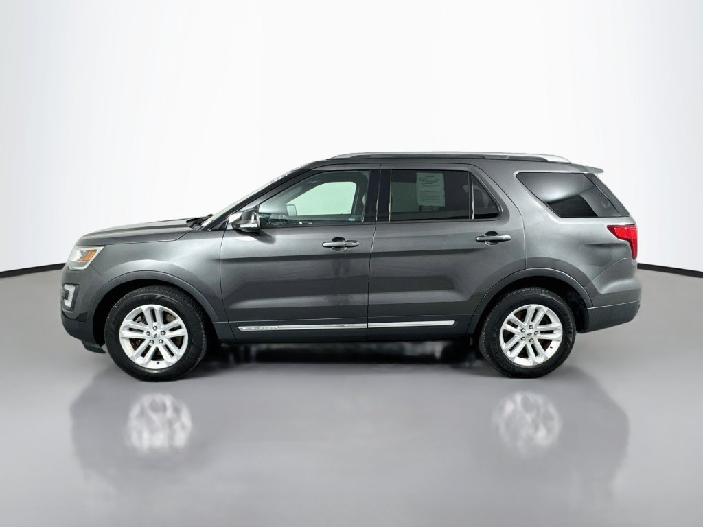 Used 2017 Ford Explorer XLT w/ Equipment Group 202A FWD image 8