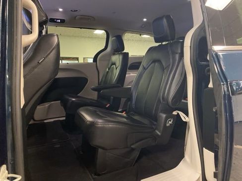 Used 2022 Chrysler Pacifica Touring-L image 25