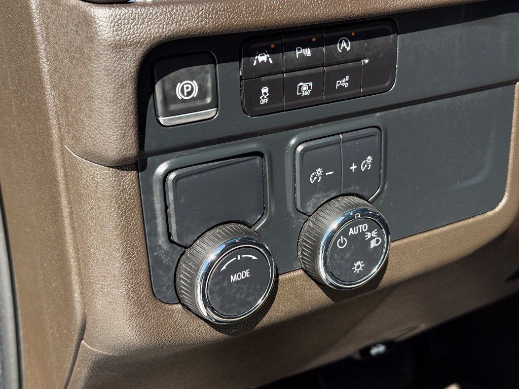 Used 2025 Chevrolet Tahoe LT RWD image 32
