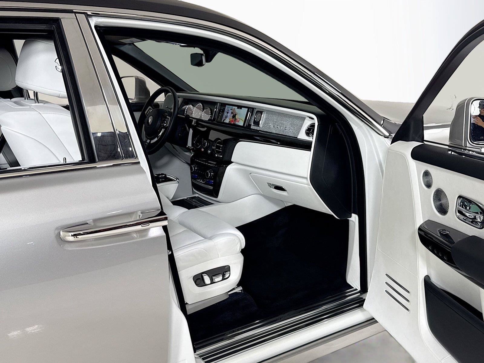 Used 2023 Rolls-Royce Phantom Sedan RWD image 38