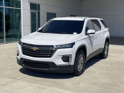 Used 2023 Chevrolet Traverse LT FWD image 2