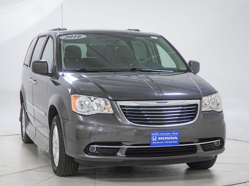 Used 2016 Chrysler Town & Country Touring w/ Driver Convenience Group FWD image 15