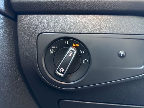 Used 2018 Volkswagen Tiguan SEL image 19