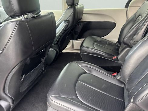 Used 2024 Chrysler Pacifica Select image 5