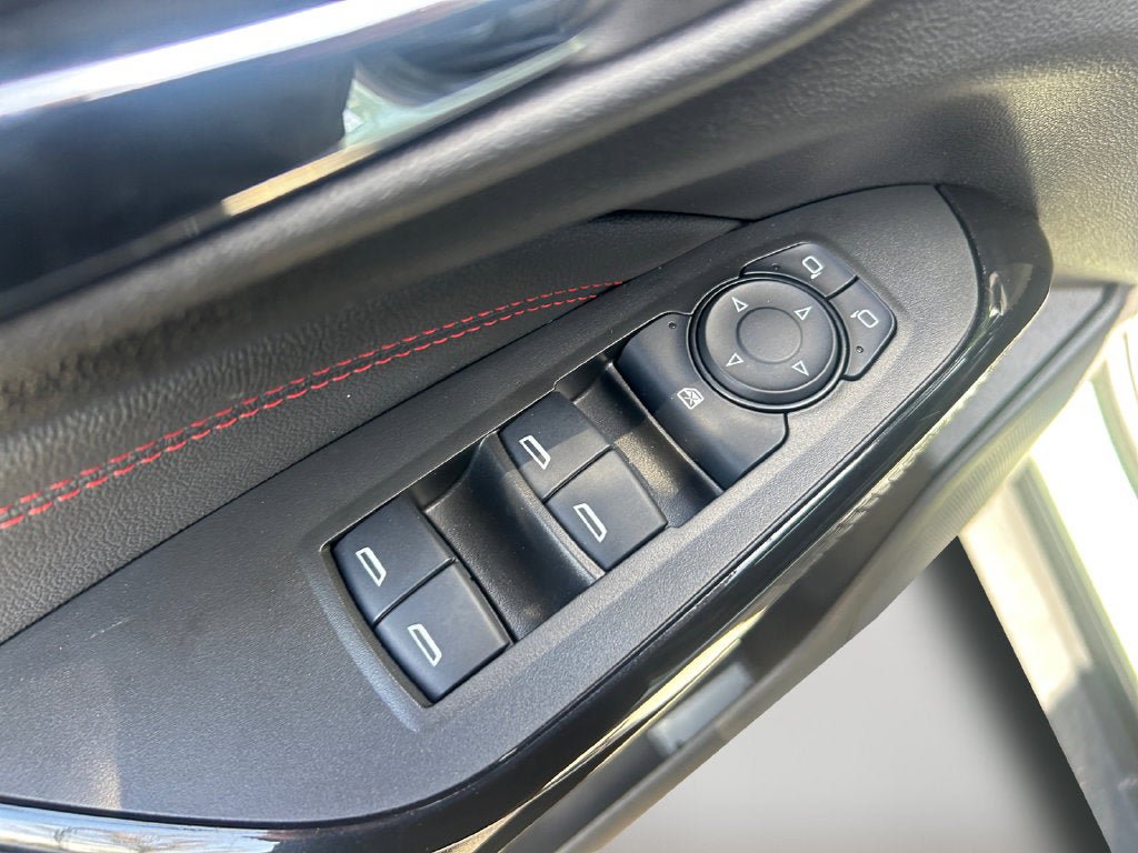Used 2024 Chevrolet Trax RS w/ Sunroof Package FWD image 22