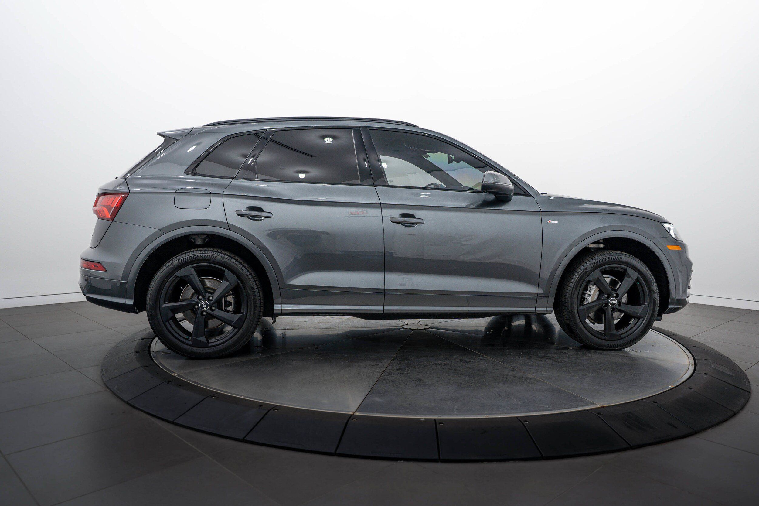 Used 2020 Audi Q5 2.0T Titanium Premium Plus w/ Premium Plus Package AWD/4WD image 3