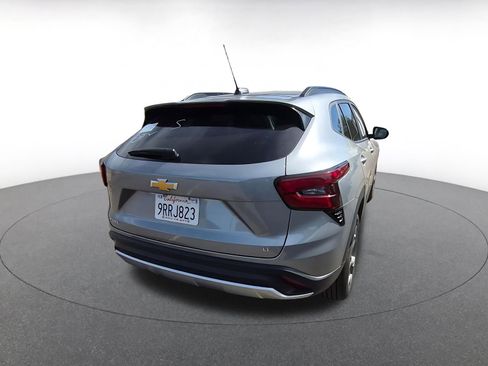 Used 2025 Chevrolet Trax LT image 8