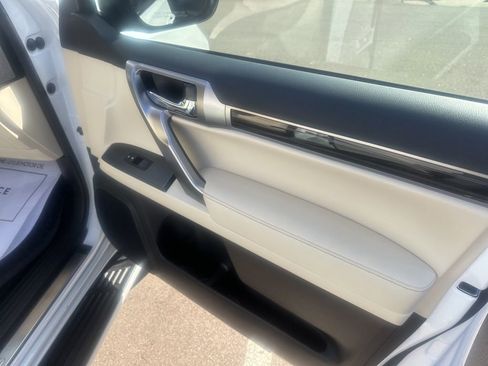 Used 2023 Lexus GX 460 Premium w/ Premium Package image 40