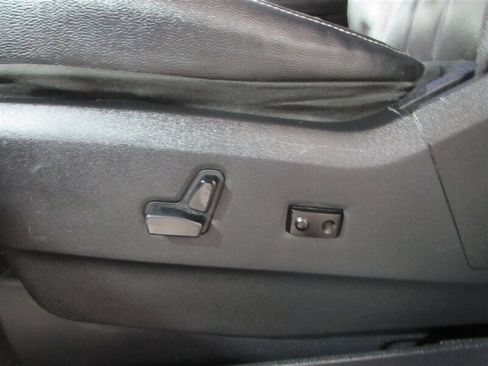 Used 2014 Chrysler Town & Country Touring image 29