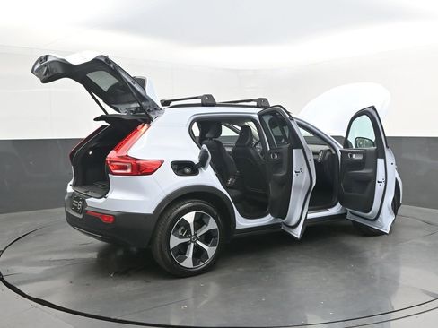 Certified 2025 Volvo XC40 B5 Plus AWD/4WD image 39