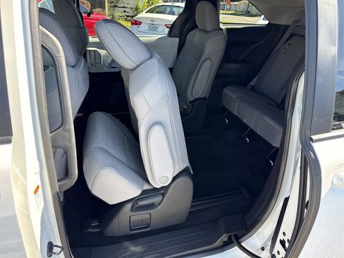 Used 2025 Toyota Sienna LE image 11