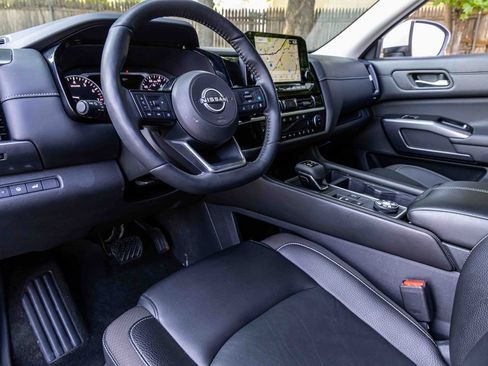 Certified 2024 Nissan Pathfinder SL image 8