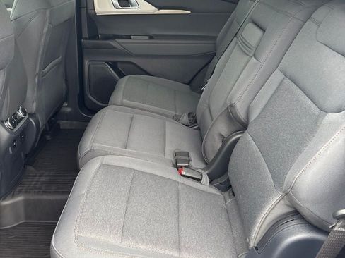 Used 2025 Ford Explorer Active AWD/4WD image 25