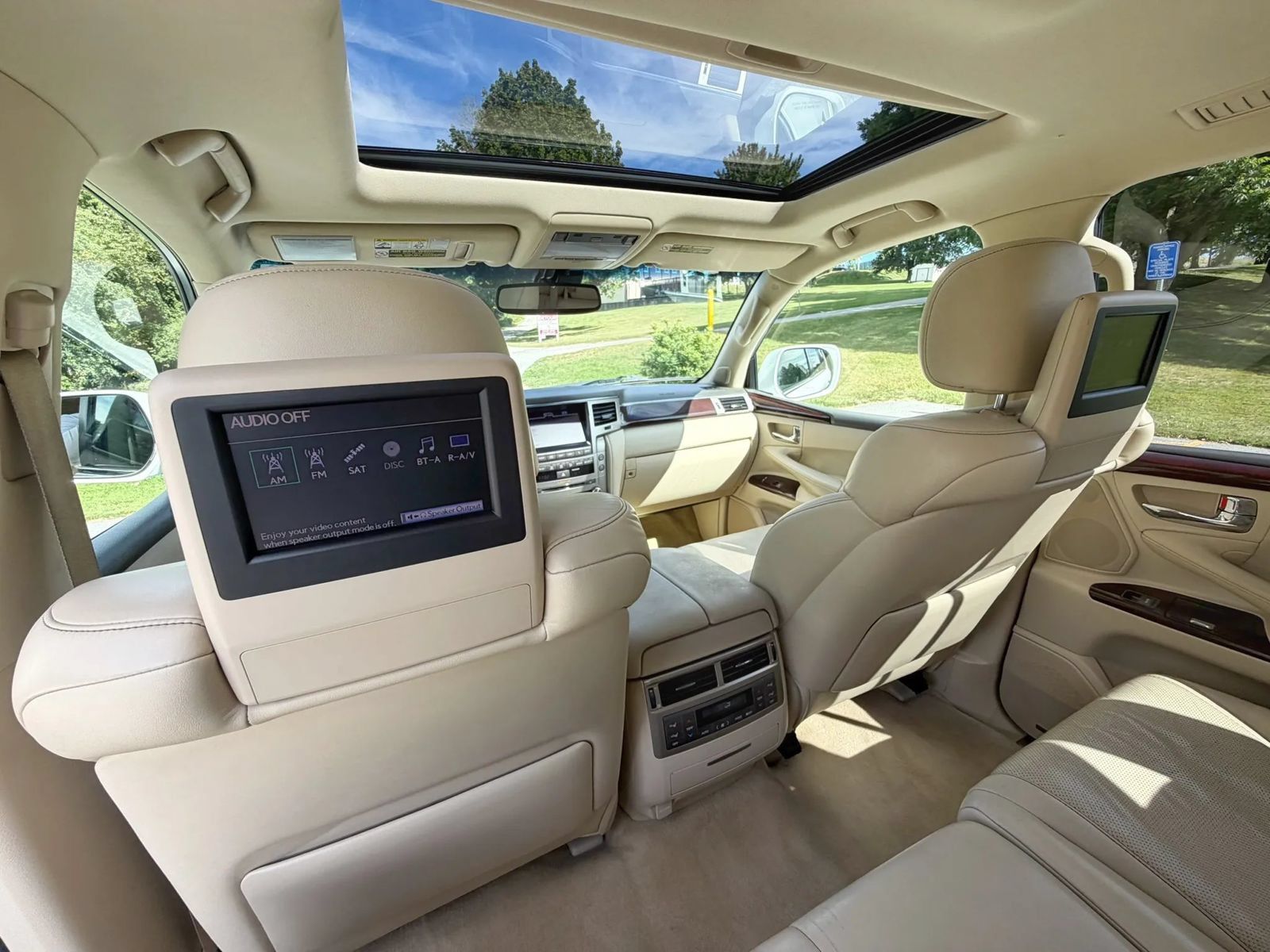 Used 2013 Lexus LX 570 4WD w/ Luxury Pkg image 60