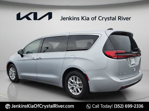 Used 2023 Chrysler Pacifica Touring-L FWD image 11
