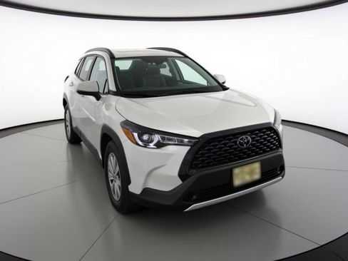 Certified 2024 Toyota Corolla Cross LE image 3
