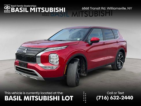 Used 2024 Mitsubishi Outlander SE image 1