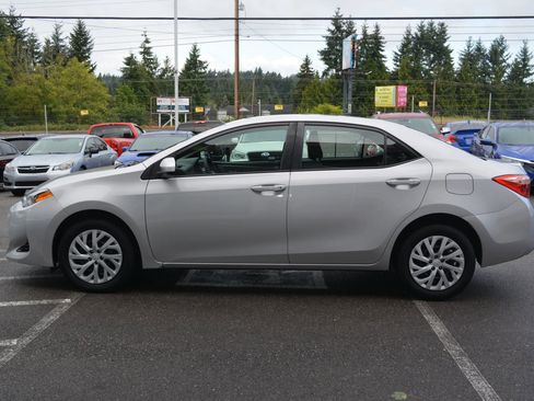 Used 2018 Toyota Corolla LE image 4
