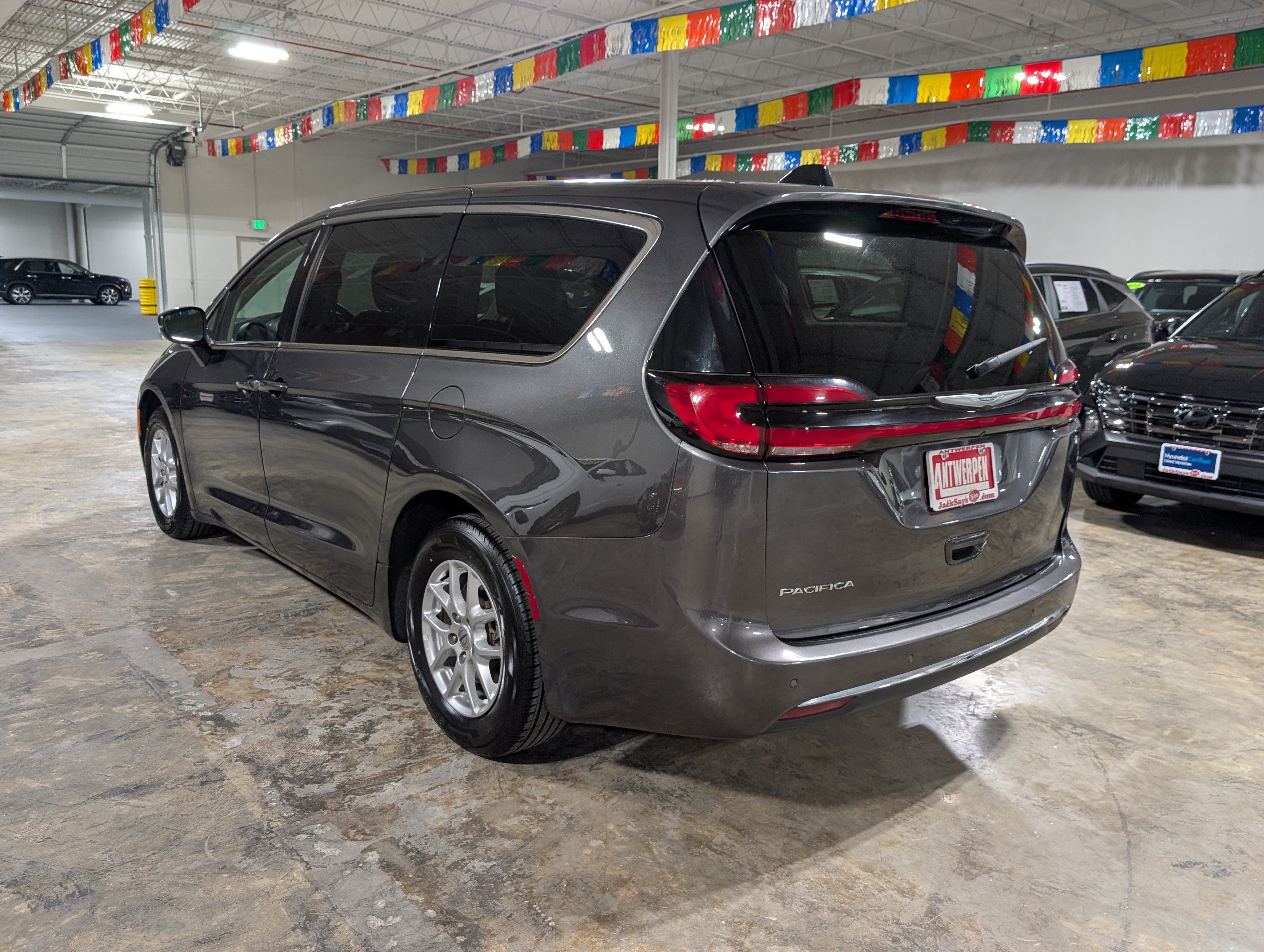 Used 2023 Chrysler Pacifica Touring-L FWD image 5